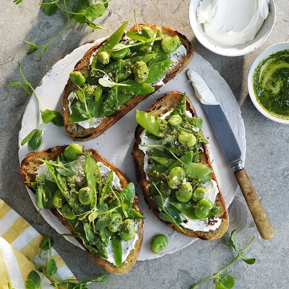 Rostat surdegsbröd med färskost, pesto och bönor
