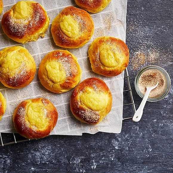 Saffransbullar med vaniljkräm och kanelsocker