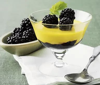 Saffranspannacotta med bär