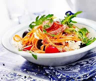 Salamipasta med sockerärter och mozzarella