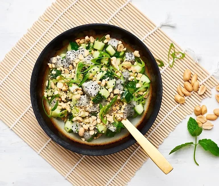 Sallad med drakfrukt, gurka, mynta och jordnötter