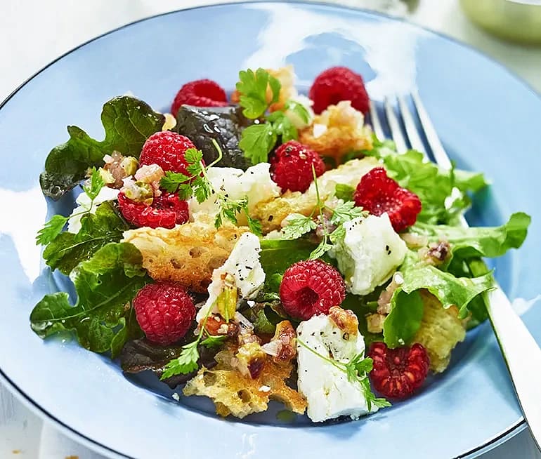 Sallad med getost, hallon, krutonger och pistagevinägrett
