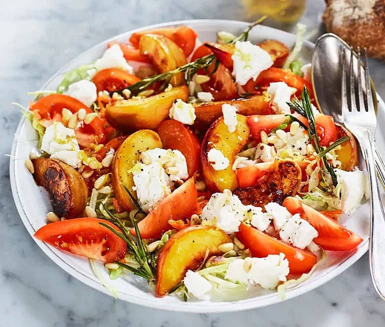 Sallad med getost och rosmarinstekt persika