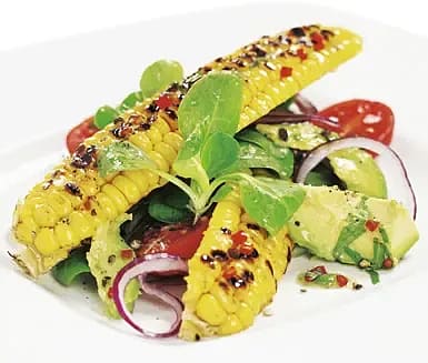 Sallad med grillad majs, avokado & chilidressing