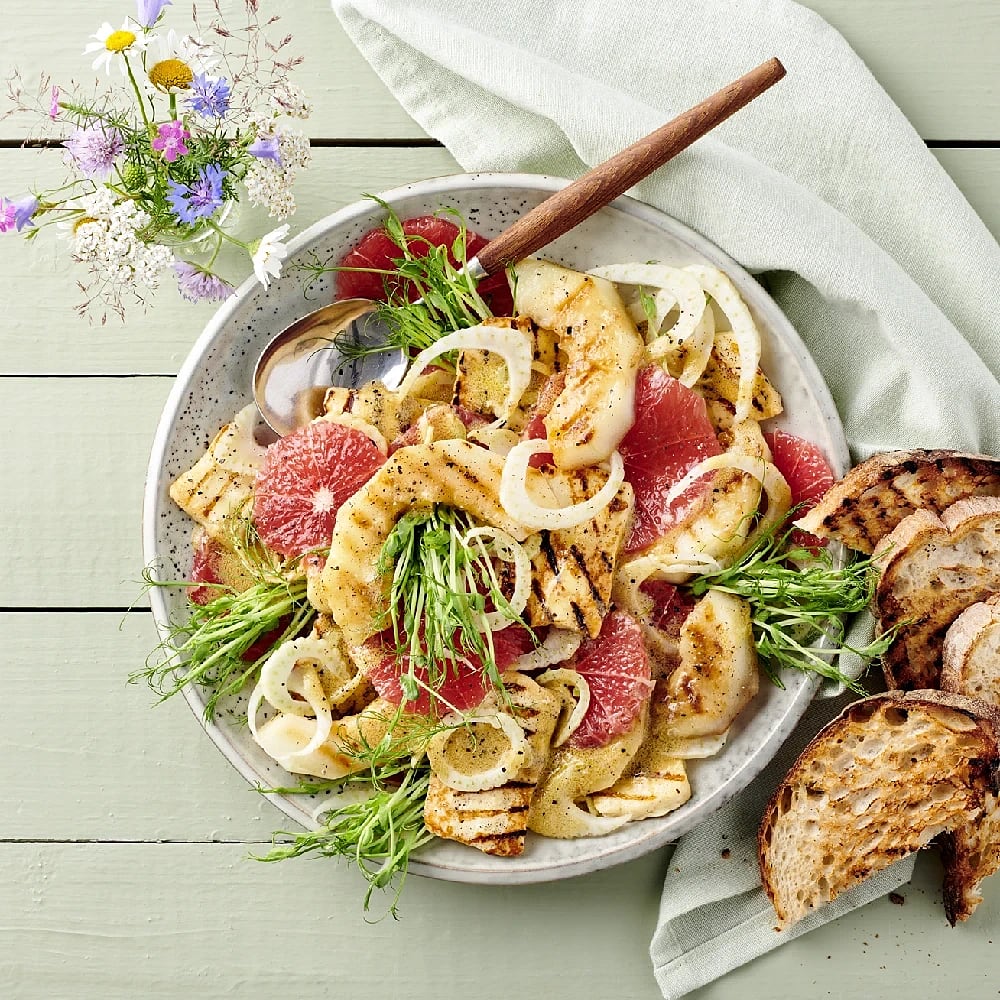 Sallad med grillad piel de sapomelon, grillost och grapefrukt