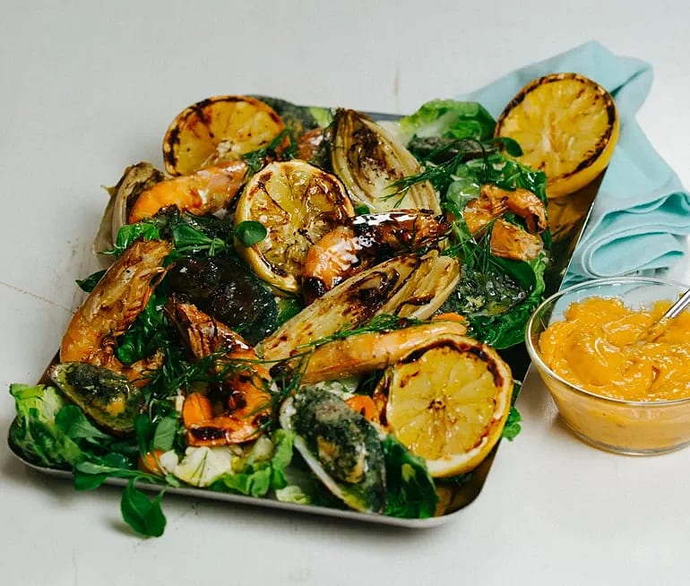 Sallad med grillade kungsräkor och grönmusslor