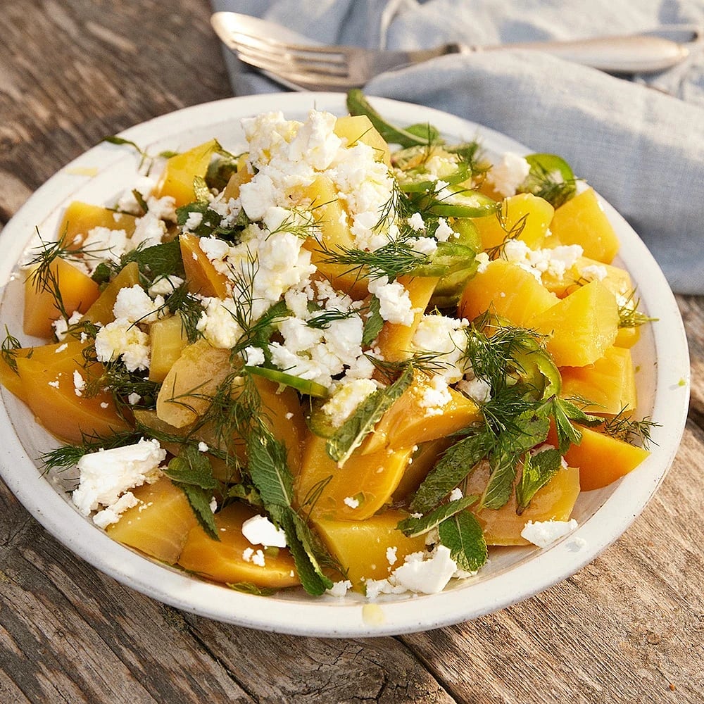 Sallad med gulbetor och fetaost