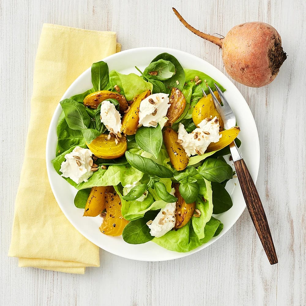 Sallad med rostade gulbetor och vispad burrata