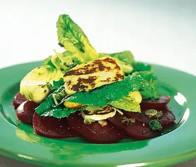 Sallad med stekt halloumi, krutonger och varma rödbetor