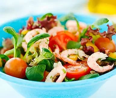 Sallad på rökta räkor