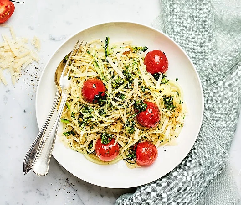 Salsa verdepasta med svarvad zucchini och vitlöksstekta tomater