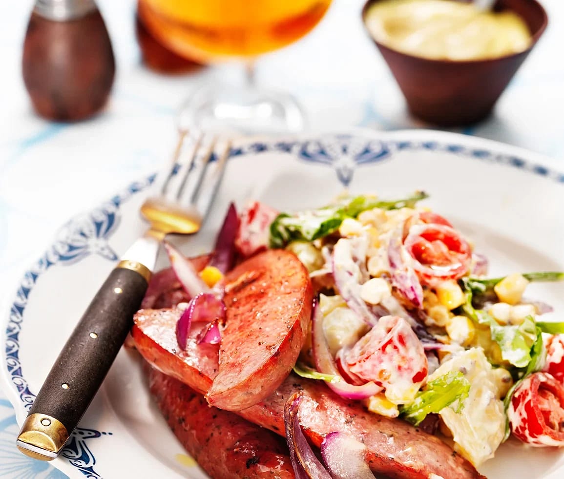 Salsiccia med majs- och potatissallad