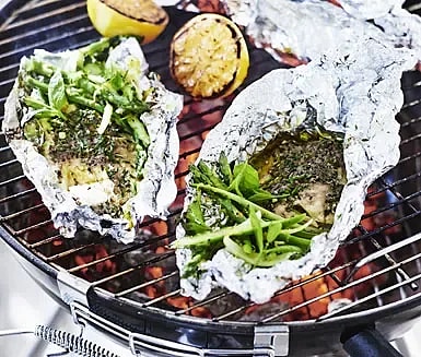 Sardellgrillad torskrygg med sparris och mynta