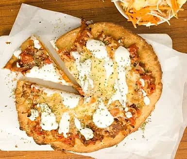 Sconespizza med älgskav och vitlökssås