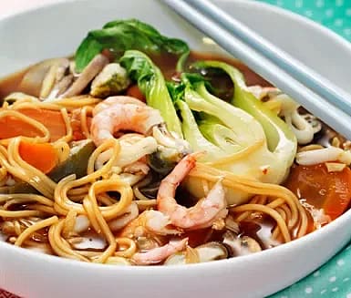 "Seafood" med nudlar och pak choy i ingefärsbuljong