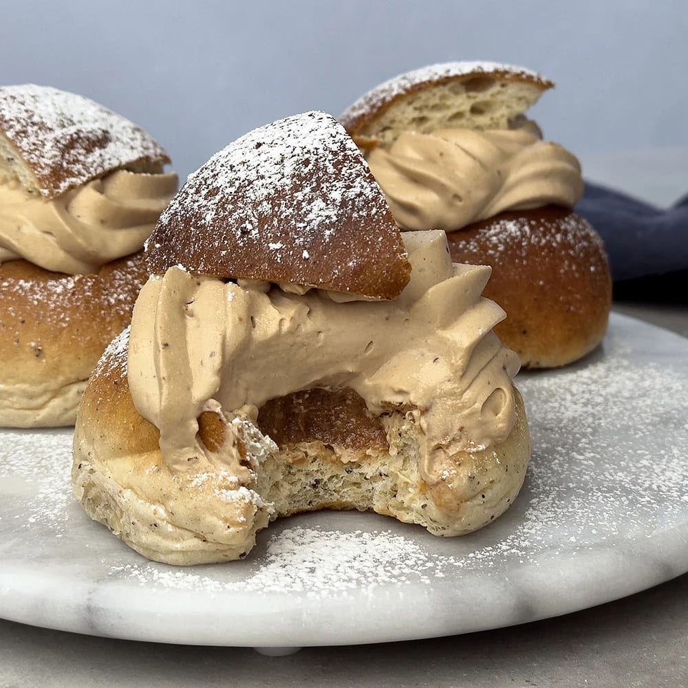 Semlor med chokladfyllning och chokladgrädde