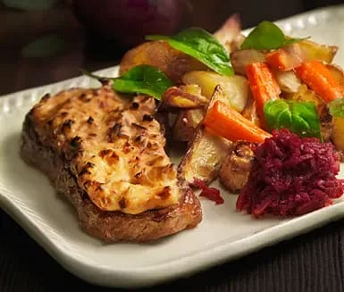 Senapsgriljerad ryggbiff med rödbetor och pepparrot