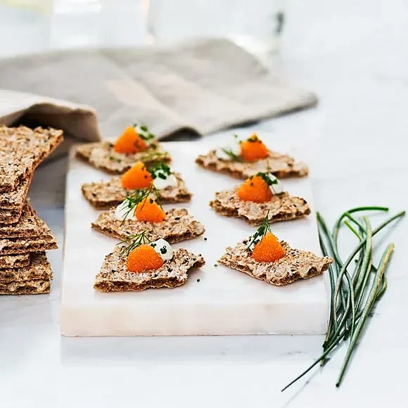 Sesam gourmetknäcke med löjrom, gräddfil och gräslök