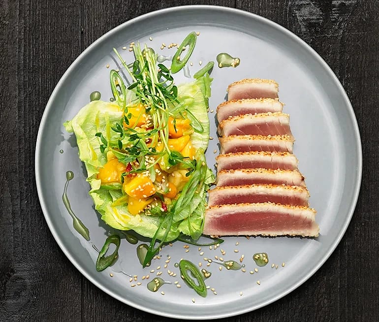 Sesamstekt vit tonfisk med avokado, mango och lime