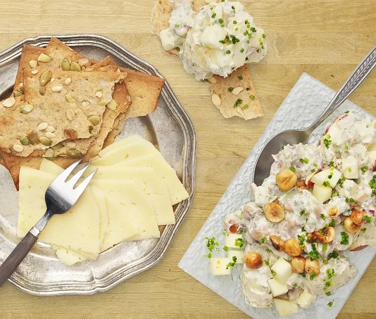 Sillsallad med äpple, mandelpotatis, gräslök och hasselnötter