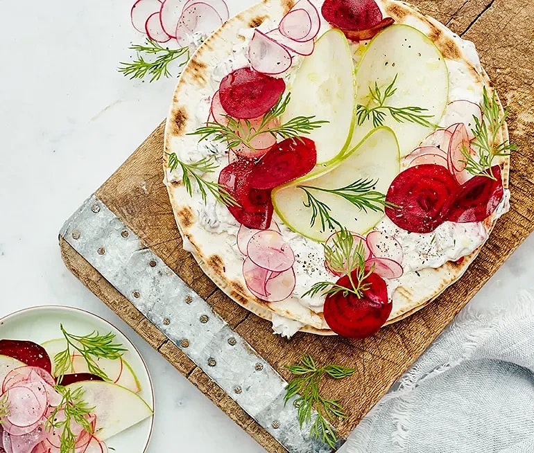 Silltårta med tunnbröd, rödbetor och äpple