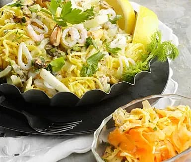 Skaldjurspasta med morots- och fänkålsallad