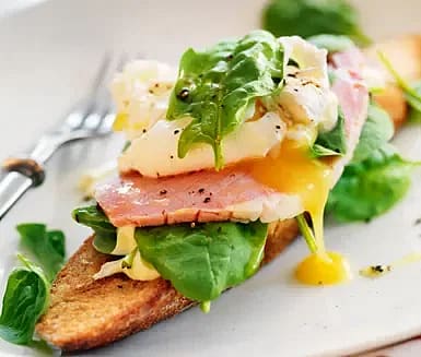 Skinka på toast med spenat, pocherat ägg och senapsdressing