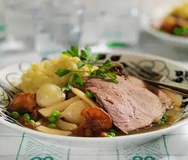 Skinkstek i lergryta med svamp och smålök