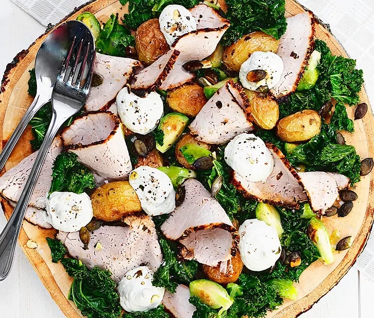 Skinkstek med råstekt kål och blue cheese dressing