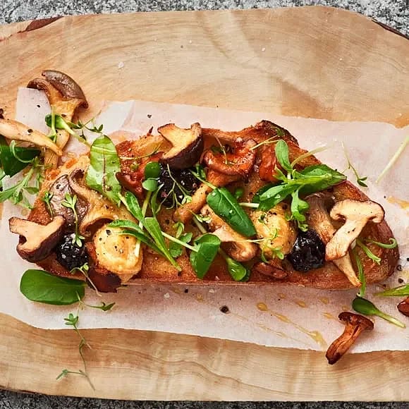 Skogstoast med svamp, blåbärschutney och örtsallad