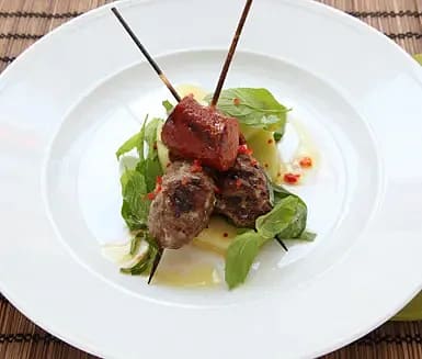 Små lammfärsspett med chorizo och spenat- och melonsallad med mynta