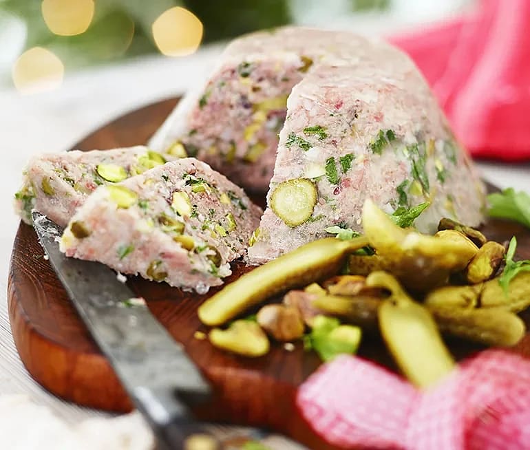 Smält sylta med pistage och cornichons