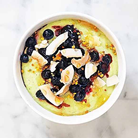 Smoothie bowl med avokadofluff och bär