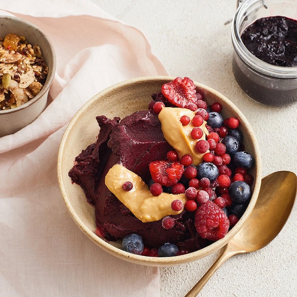 Smoothie bowl med chiasylt och nötsmör
