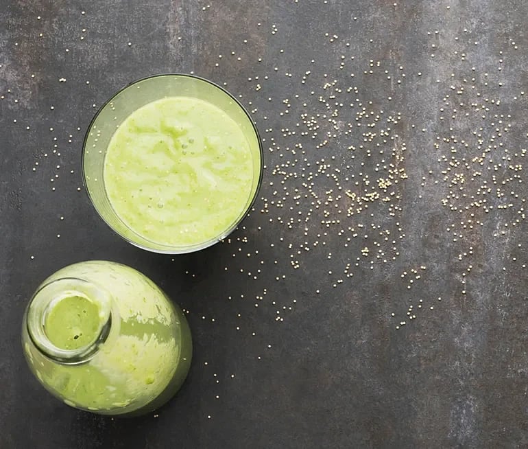 Smoothie med amarant, avokado och äpple