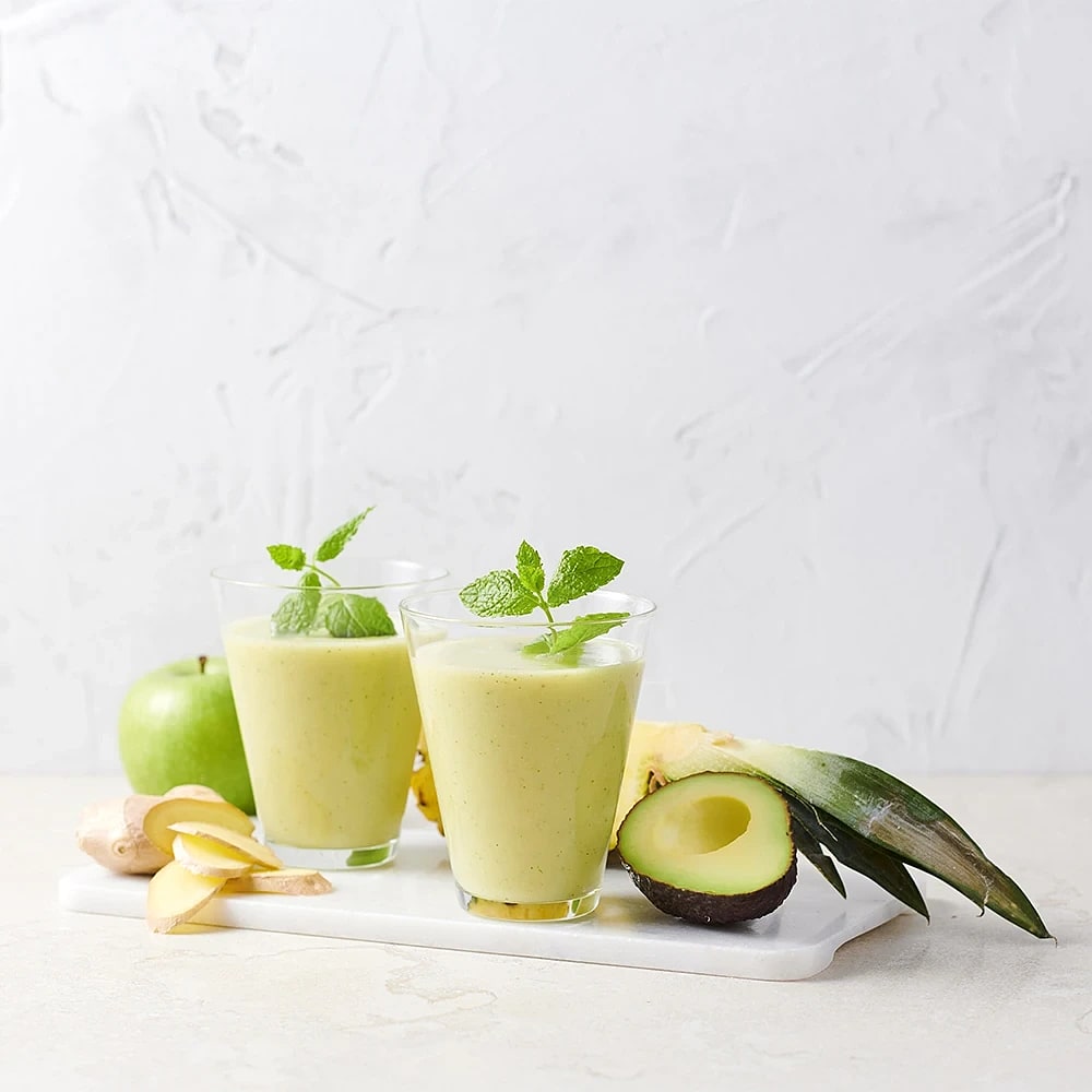 Smoothie med avokado, ananas, äpple och ingefära