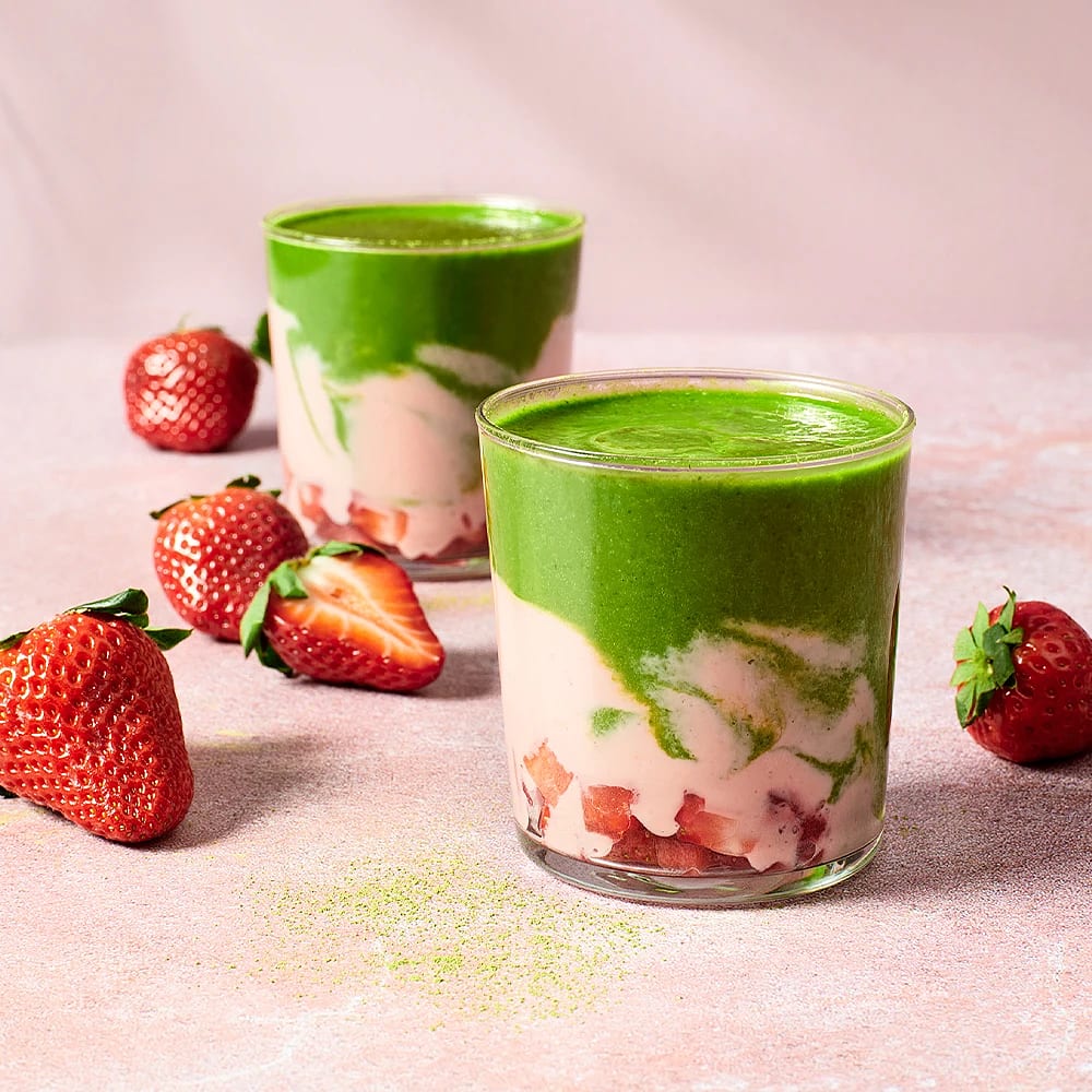 Smoothie med jordgubbar och matcha