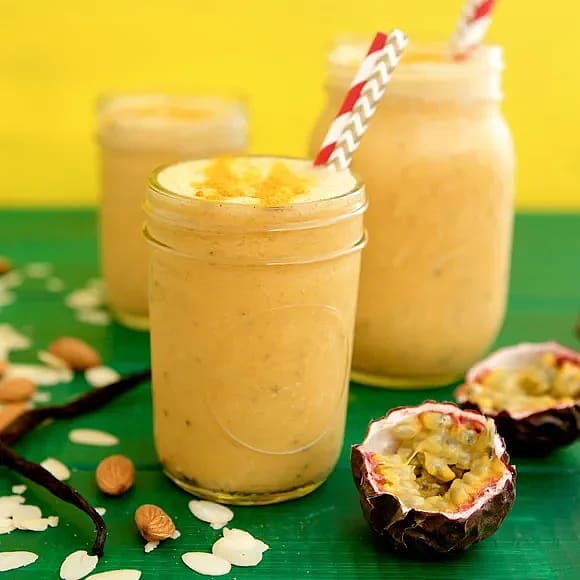 Smoothie med passionsfrukt, banan och apelsin