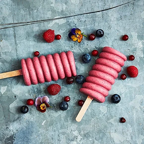 Smoothie pops med lingon och jordgubbar