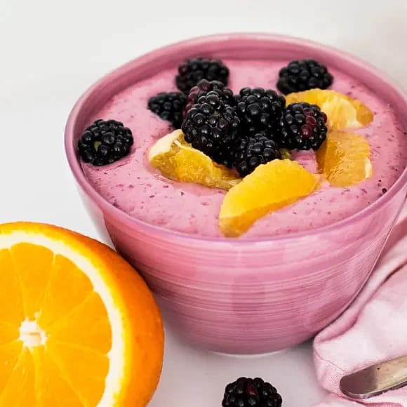 Smoothiebowl med björnbär och apelsin