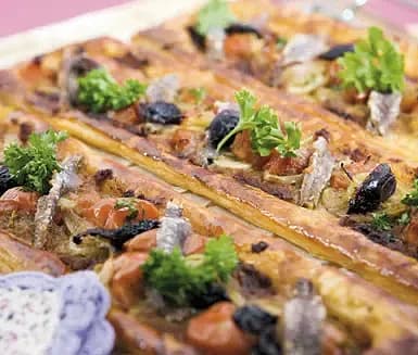 Smördegspizzor med tomat och sardell
