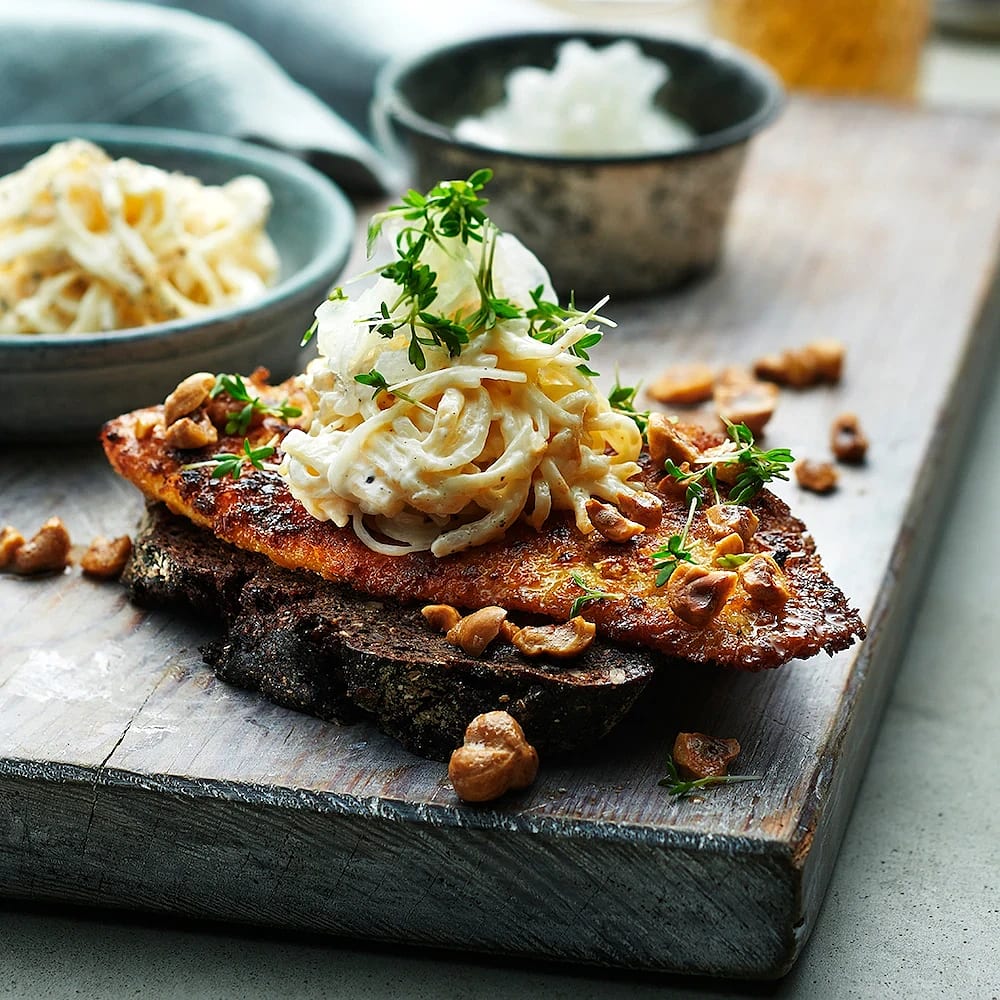 Smörrebröd med panerad rödspätta