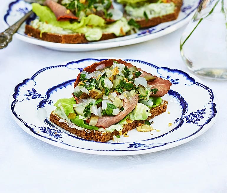 Smörrebröd med rostbiff, gurksallad och avokadomajonnäs