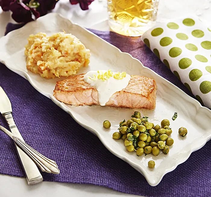 Smörstekt lax med morotsstomp, sherrysås och citronmarinerade ärter