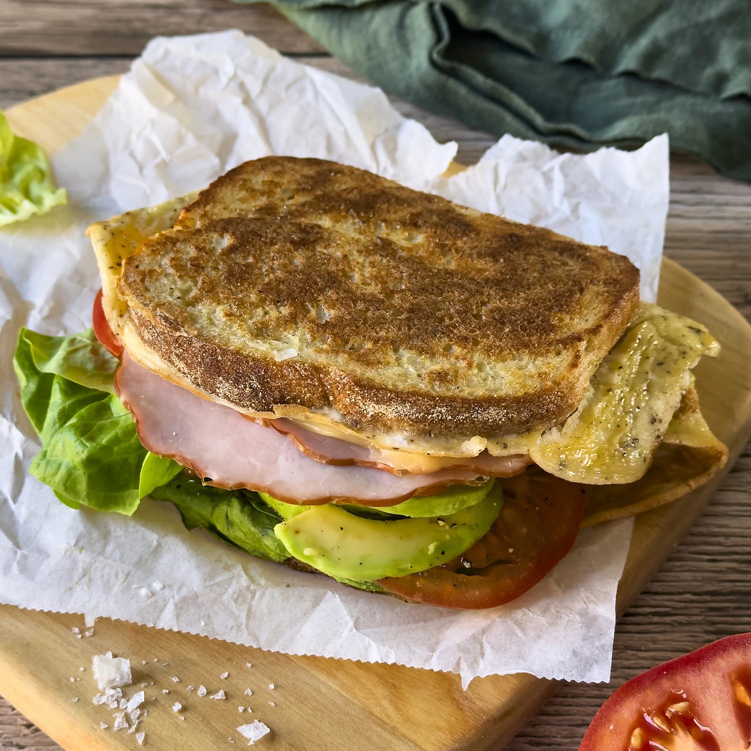 Snabb frukostmacka med stekt ägg och skinka