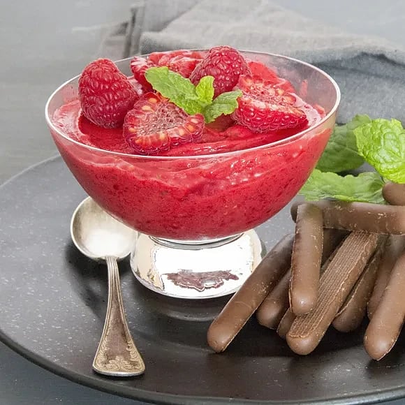 Snabb hallonsorbet med mynta