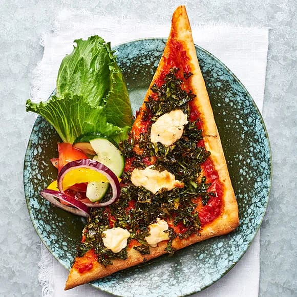Snabb pizza med ajvar, getost och grönkål
