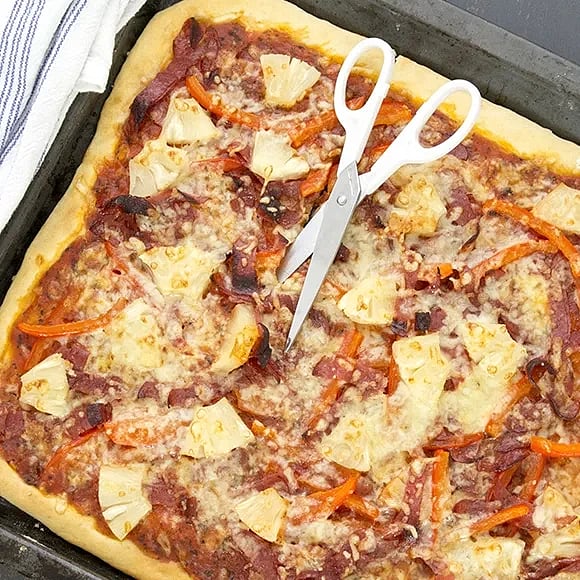 Snabbakad salamipizza