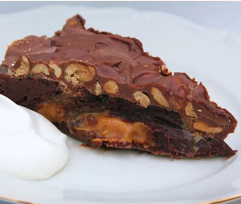Snickers-kladdkaka med extra kolakräm