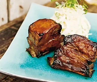 Soja- och ingefärsglaserade revben med rabarbercoleslaw
